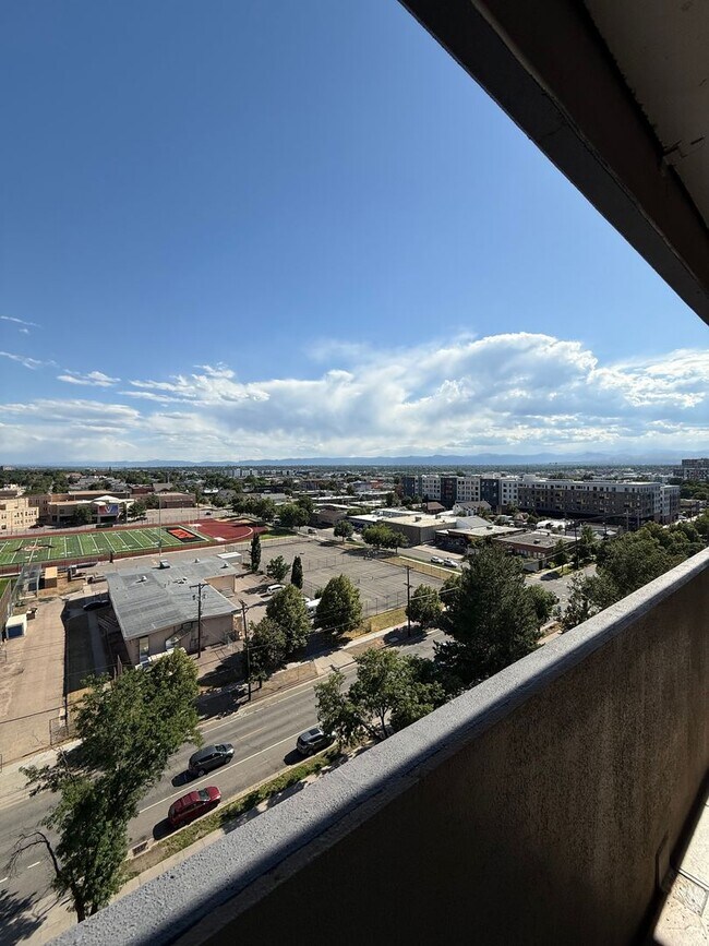 Building Photo - Spacious 1bd/1ba TOP FLOOR CONDO! Availabl...