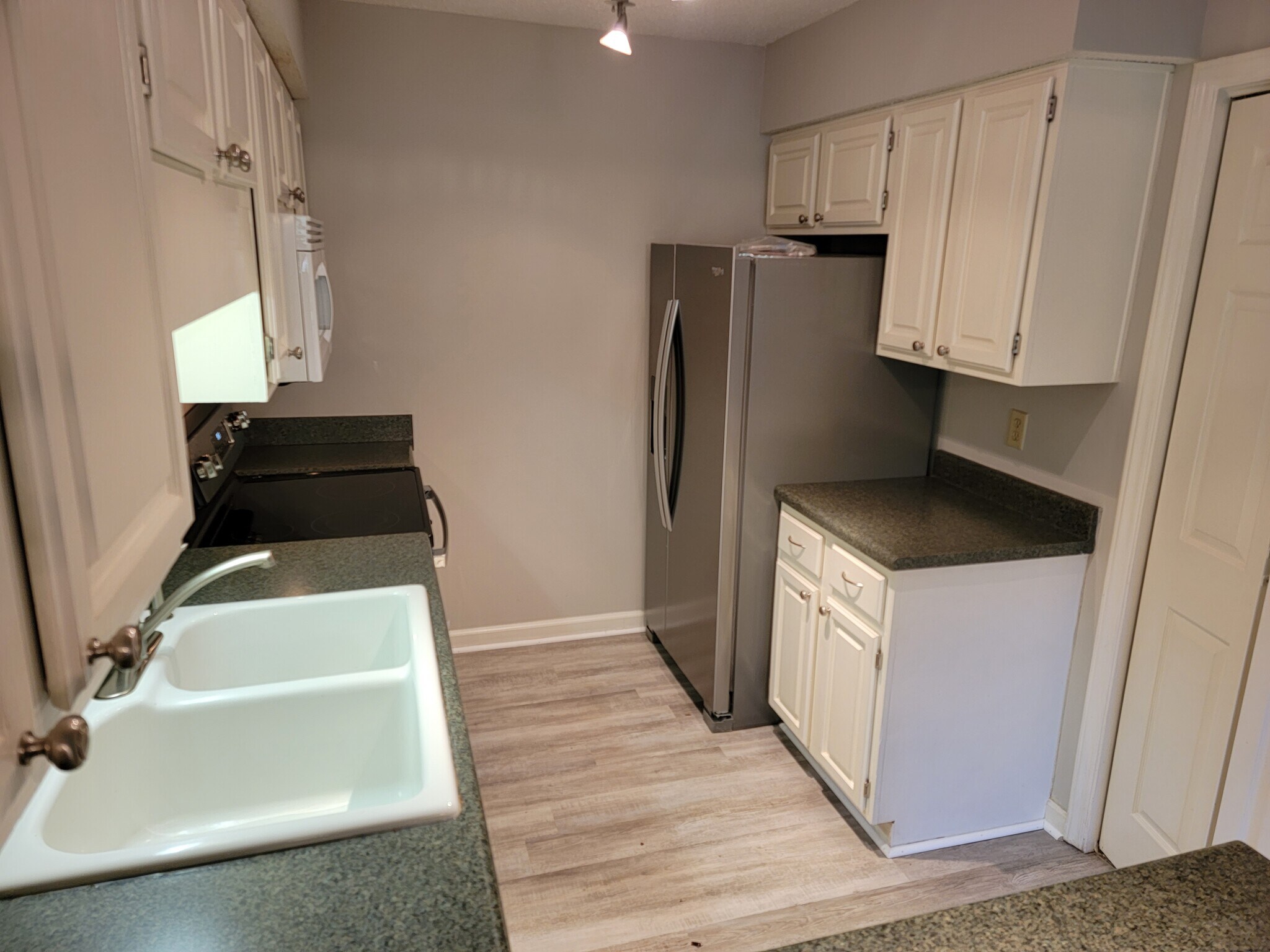 Building Photo - 5009 Sharon Rd