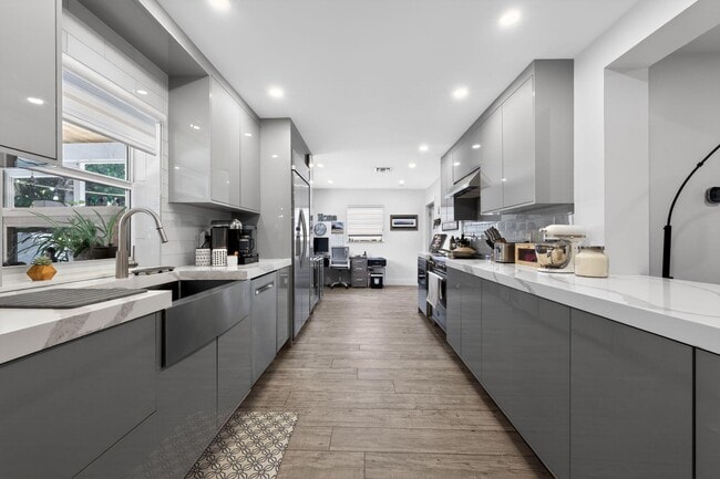 Building Photo - 976 SW 11th St