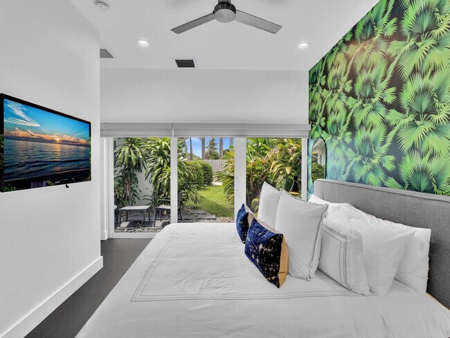 Building Photo - 1640 NE 43rd St