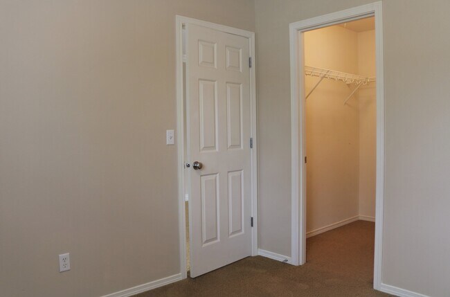 Building Photo - Home Sweet Home! 4 Bedroom/2.5 Bath in Salmon Creek: Available 10/10!