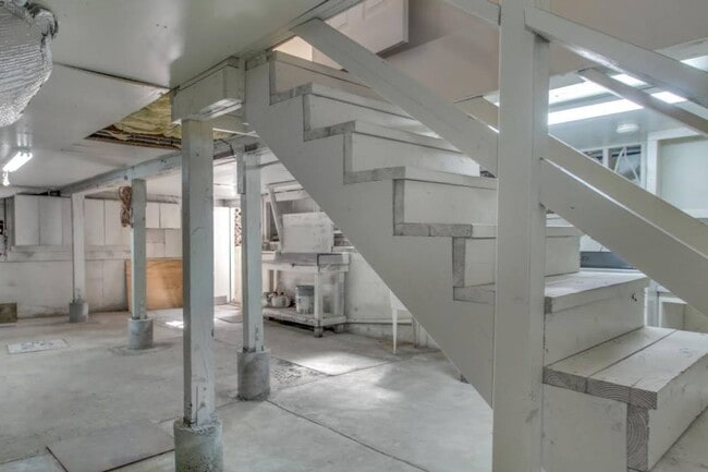 Building Photo - Mountain Living / Easy Commute Location