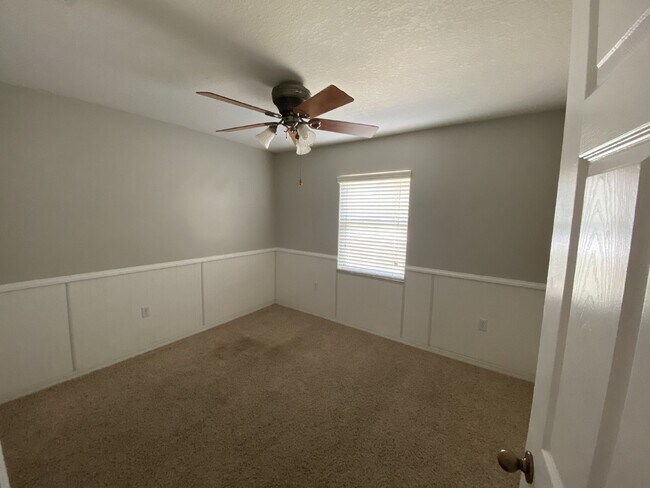 Building Photo - South Lakeland Home!