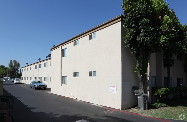 Building Photo - Oakdale Gardens