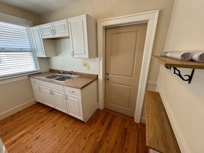 Building Photo - D035 - E Chesterfield 143