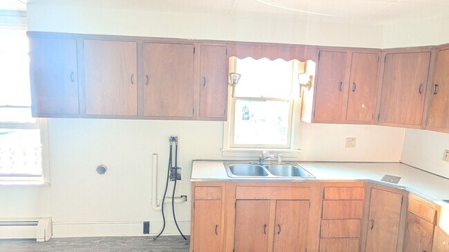 Building Photo - Spacious 3 BR on quiet Columbia street!