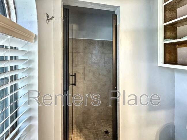 Building Photo - 705 Greenview Cir