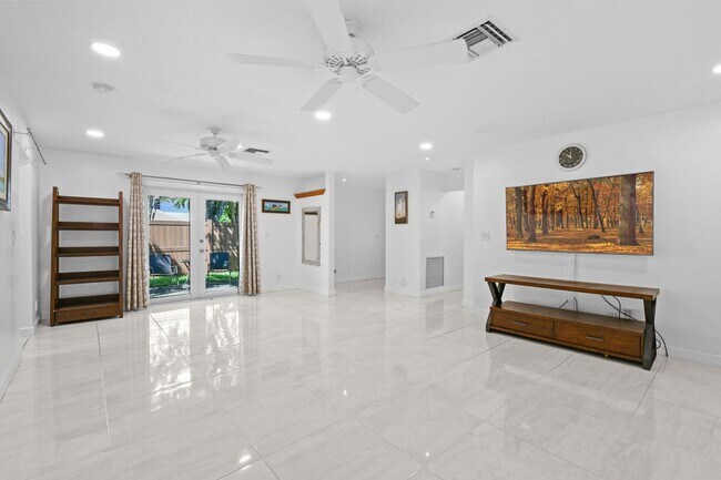 Building Photo - 244 Greymon Dr