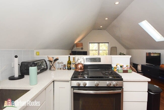 Building Photo - 3031 N Hamlin Ave