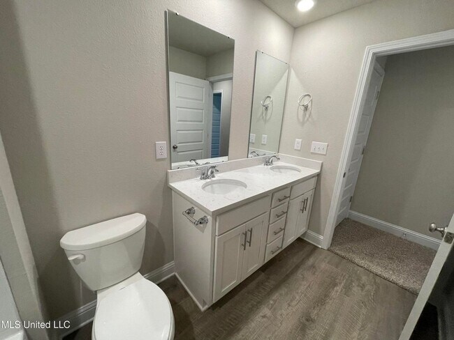 Building Photo - Large 4-bedroom home located in the South ...