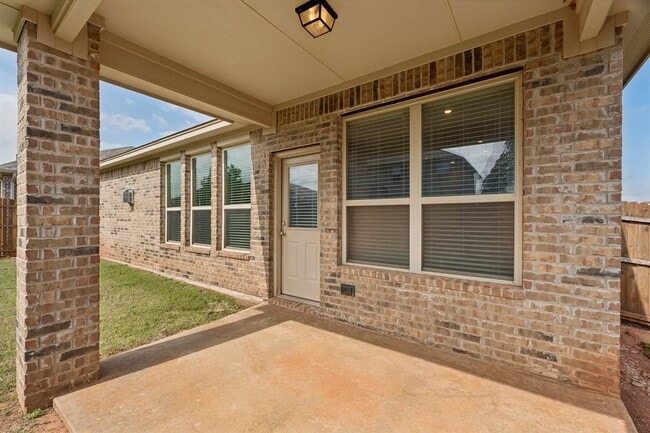 Building Photo - 3 bedroom 2 bath near Paycom!