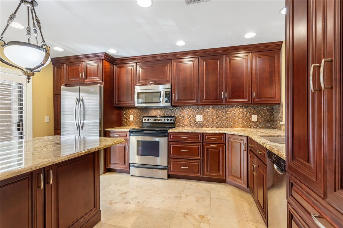 Building Photo - 1055 Kensington Park Dr