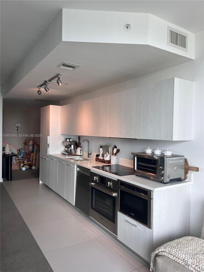 Building Photo - 501 NE 31st St