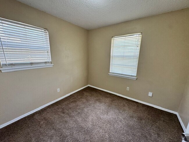 Building Photo - 3 bed one bath ready for move in , Moore Schools!