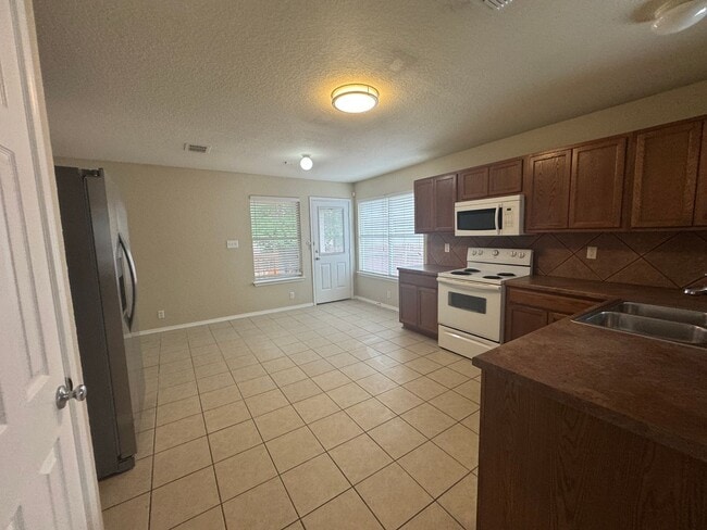 Building Photo - COMFORTABLE HOME | SINGLE STORY  |  CLOSE TO HWY 151 & 410 | SHOPPING & RESTAURANTS