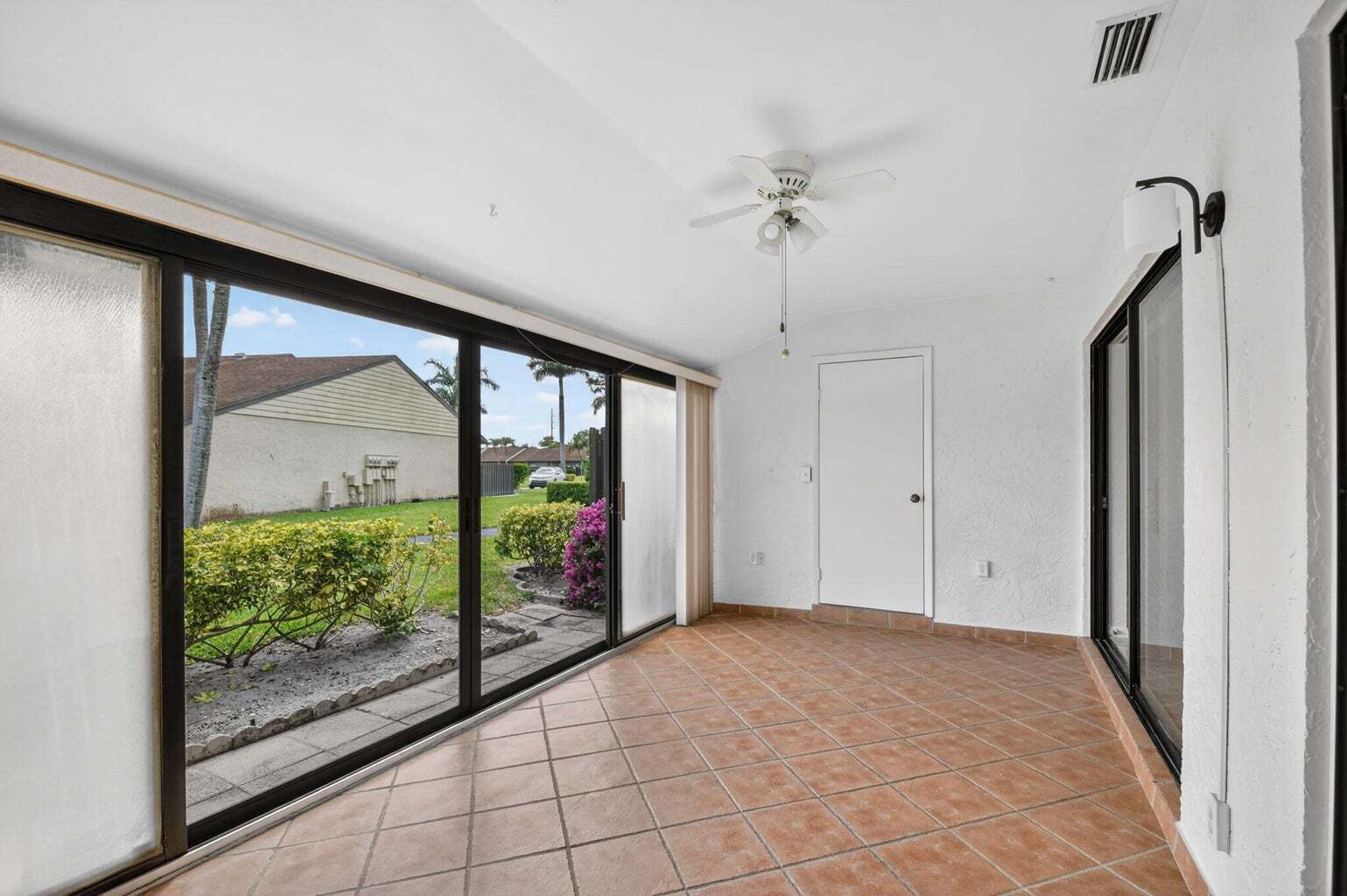 Building Photo - 704 Sunny Pine Way