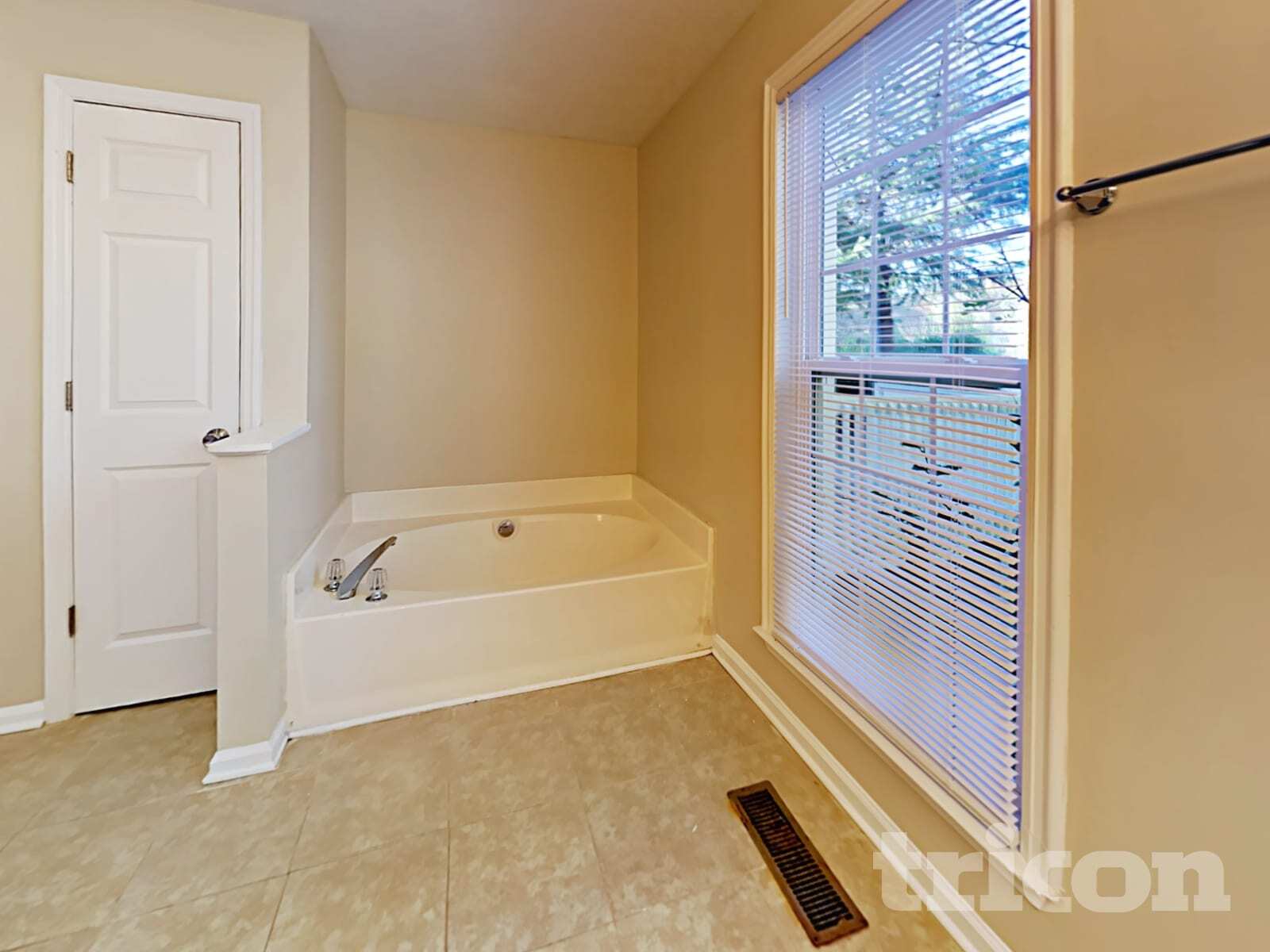 Building Photo - 4680 Woodglen Ct