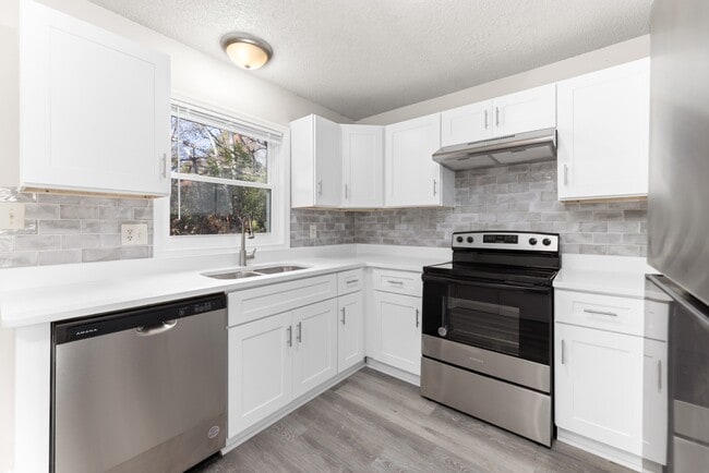 Building Photo - 121 Mark Twain Cir