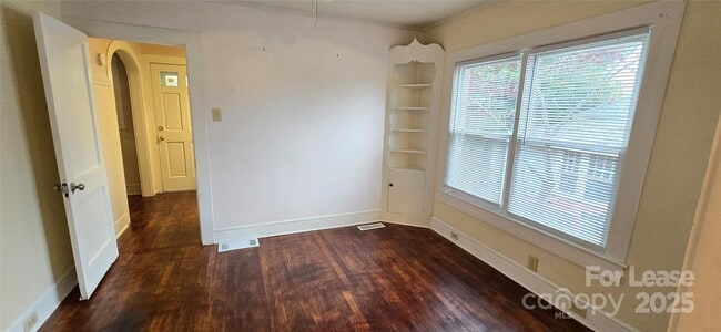 Building Photo - 206 Willow St SW