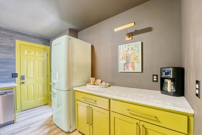 Building Photo - 1780 N Walnut Ave