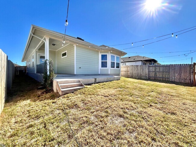 Building Photo - Move-In Ready 3BR, 2BA with Fully Equipped Kitchen & Laundry Room