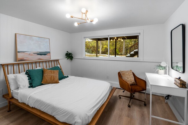 Building Photo - Stylish & Turnkey Furnished 2-BR Daylight Basement Apartment – Utilities + Wi-Fi Included