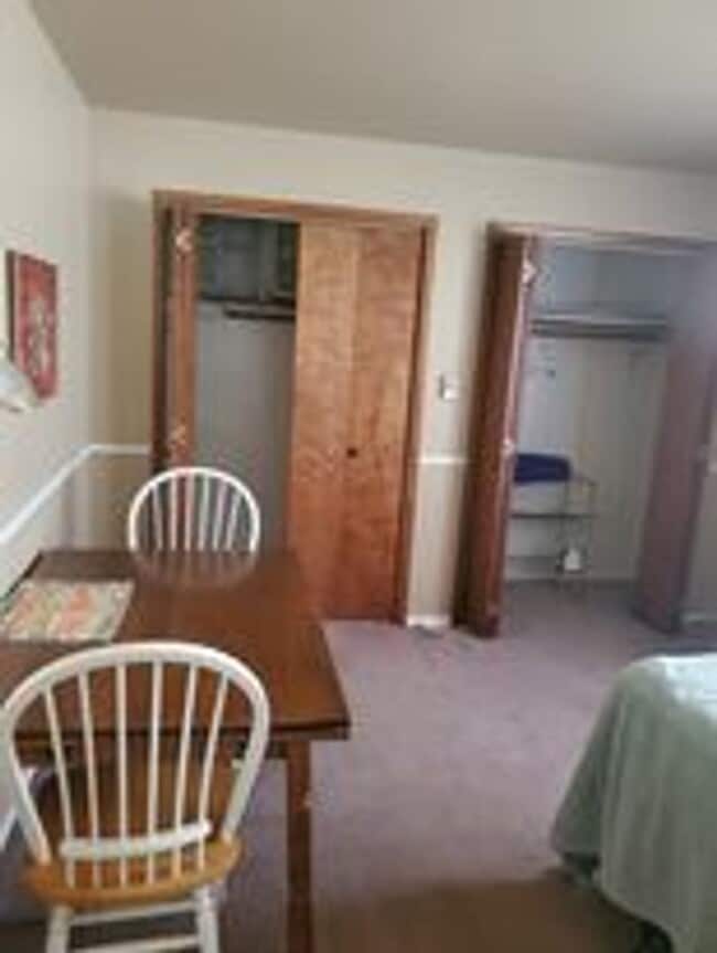 Building Photo - Marsenich- 2 bedroom house with fenced yard.