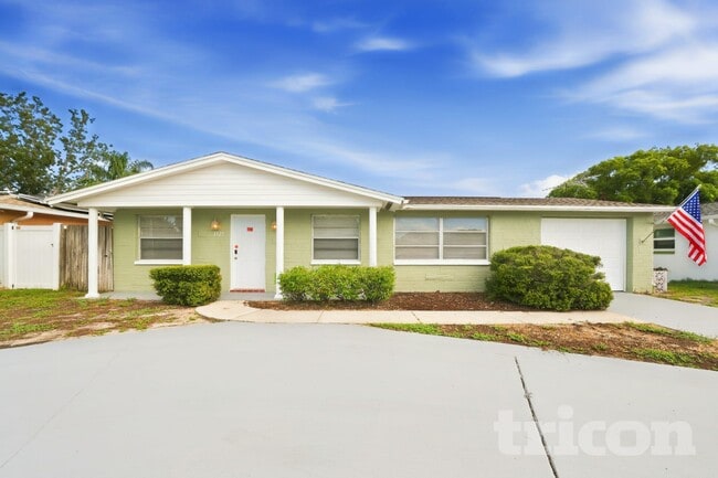 Building Photo - 3327 Seffner Dr