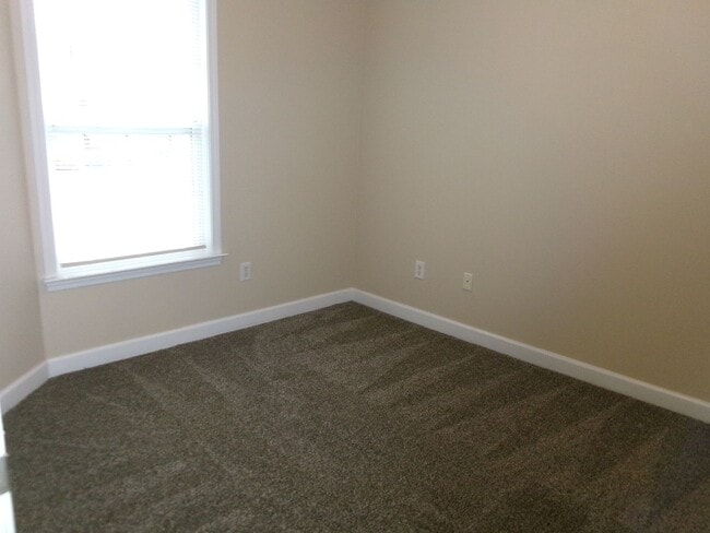 Building Photo - 3 bedroom, 2 bath condo in Carolina Willows