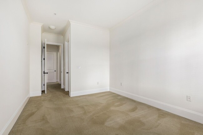 Building Photo - Spacious 2 Bedroom Luxury Condo Gated Comm...