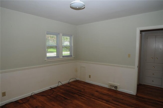 Building Photo - 1632 Anita Pl NE