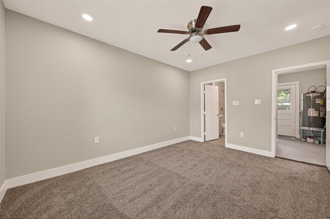 Building Photo - 226 W 4th St