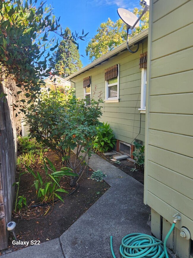 Building Photo - Beautiful 2 bedroom/1 bathroom home with a...