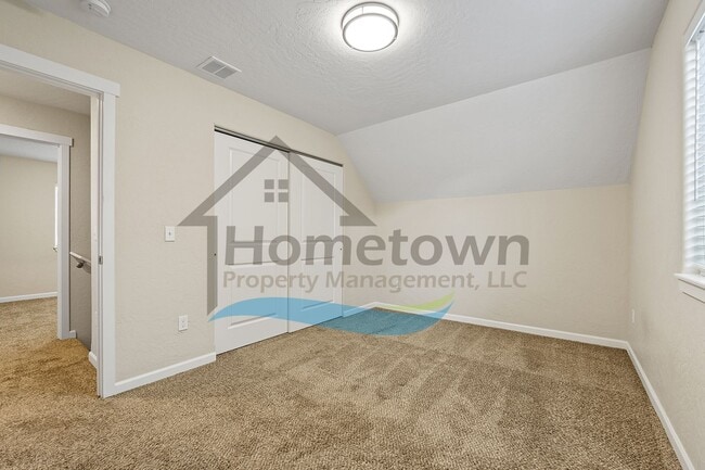 Building Photo - 2 Bedroom 2 Bath Home with Attached Garage Available in Coeur d'Alene!