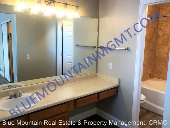 Building Photo - 2 br, 2.5 bath House - 3719 Range Drive