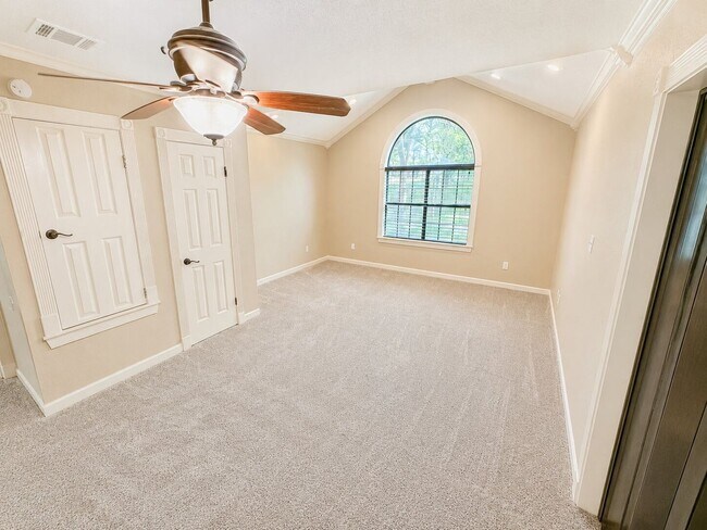 Building Photo - Waterfront Living in Benton!