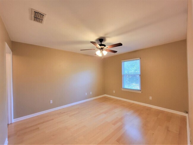 Building Photo - 1219 Limestone St