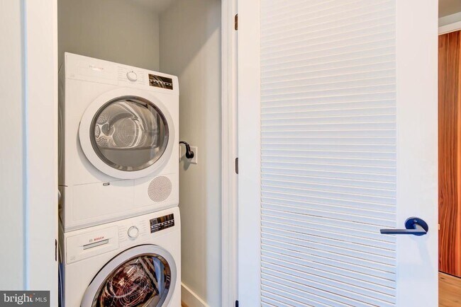 Building Photo - 1300 4th St SE