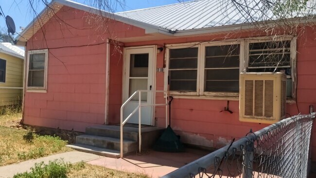 Building Photo - 318 S White Ave