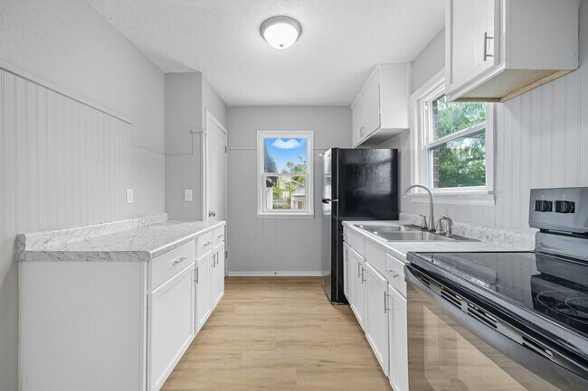 Building Photo - Charming 2-Bedroom Home – Recently Remodeled in Indianapolis Available NOW!