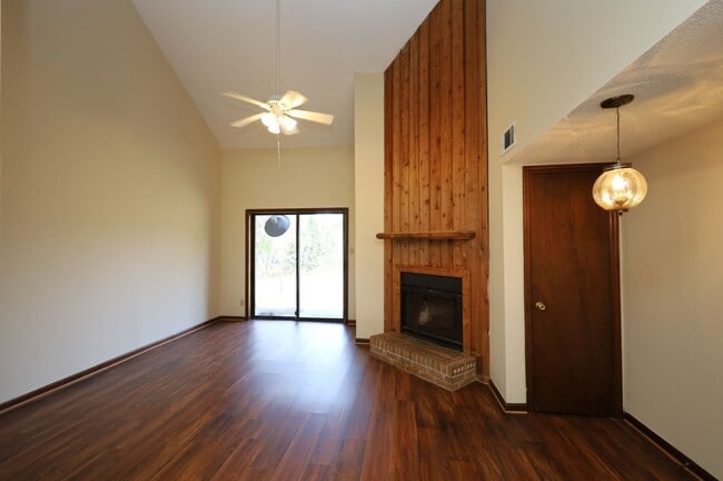 Building Photo - 2720 Tyndall Dr