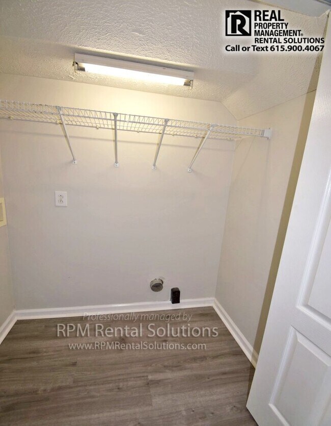 Building Photo - Wonderful 3BR/2BA duplex 1 minute from MTSU!