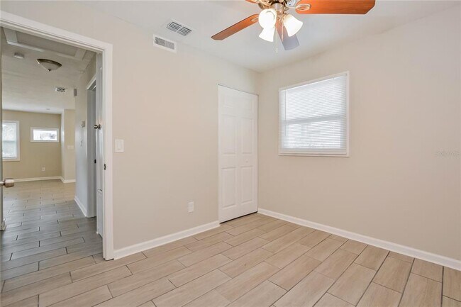 Building Photo - 1070 Emerald Dr