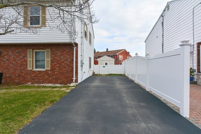 Building Photo - 21 Swan Ave