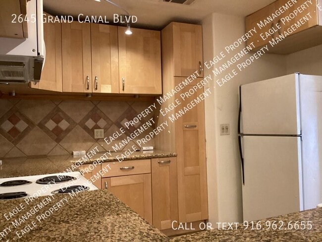 Building Photo - Nicely Updated Duplex