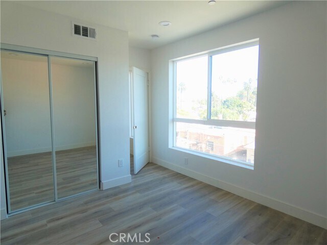 Building Photo - 2044 S Burnside Ave