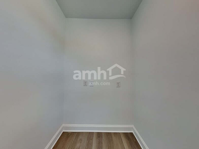 Building Photo - 6050 Rosemore Ln