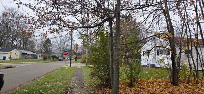 Building Photo - Charming 3-Bedroom Property in Prime Location ( SECTION 8 VOUCHER ACCEPTED )