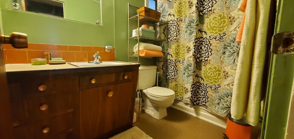 Bathroom with shower and tub - 2315 W Smith Ave