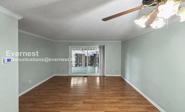 Building Photo - 2324 Woodbrook Cir N